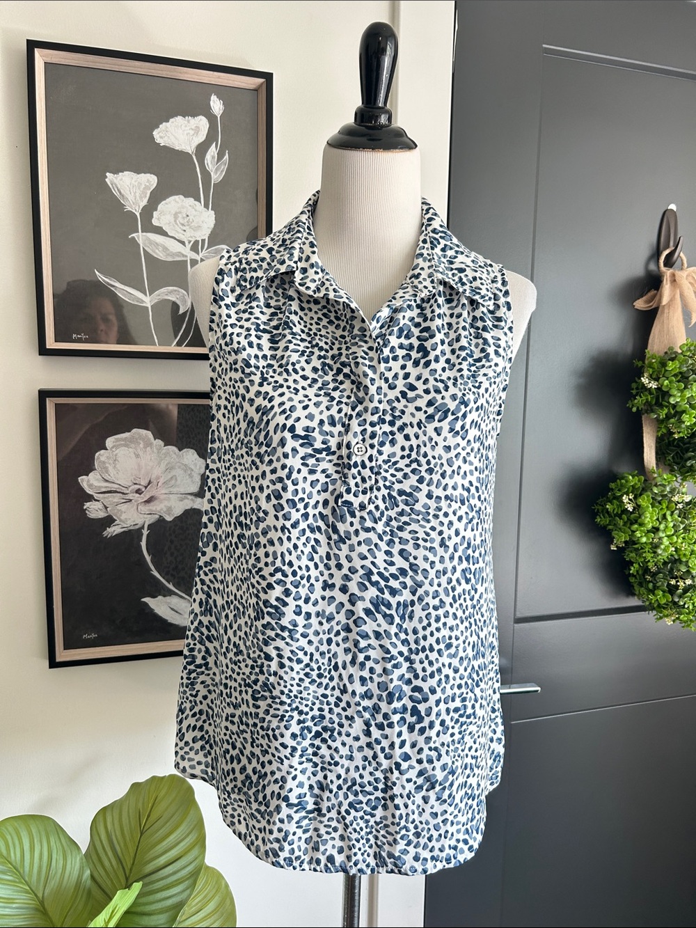 🌹 S Sleeveless Collared Shell Top in White with Navy Spot Print